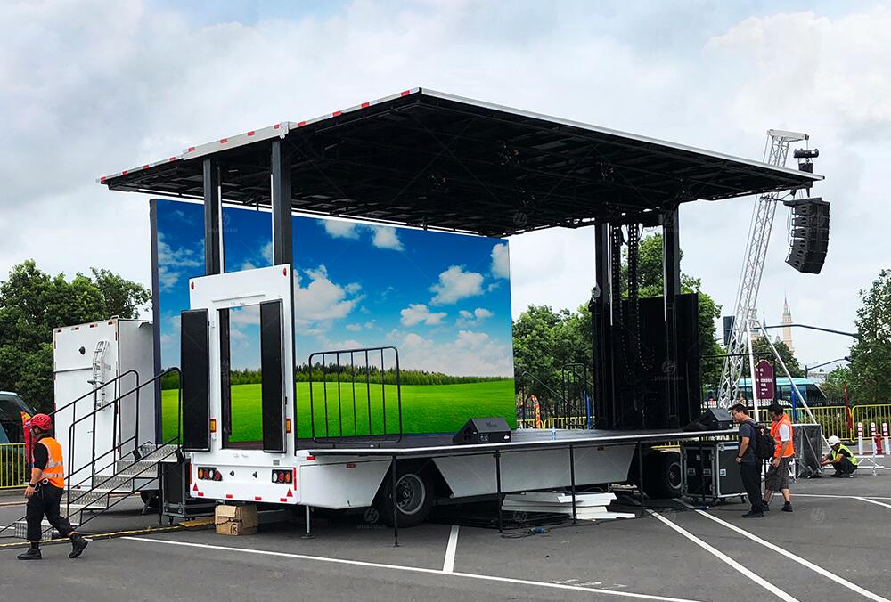 The ST345P expandable mobile stage was deployed and set up in a high-traffic public area in Shanghai.